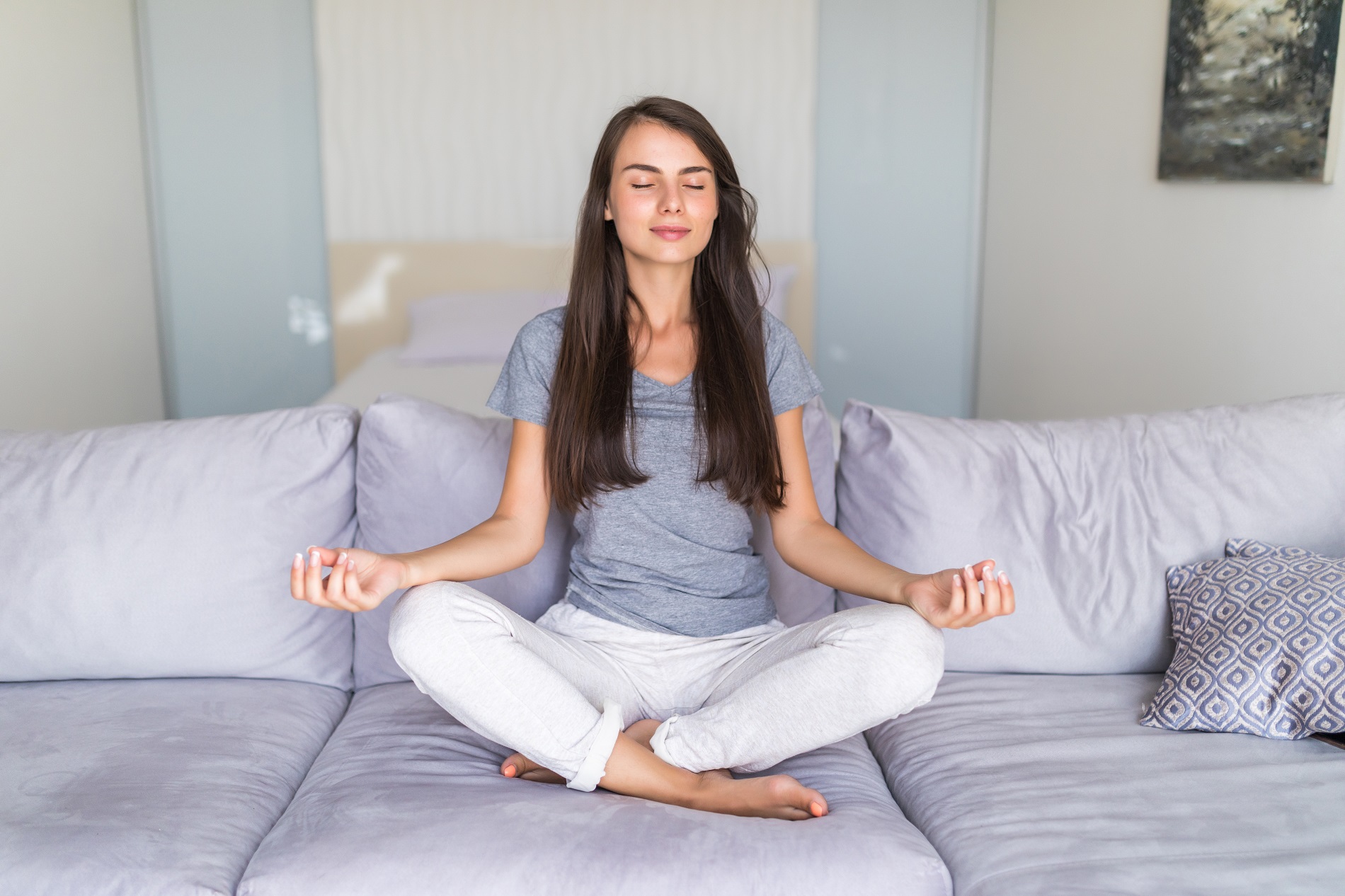 Медитация 1 недели. Медитация на диване. Техника дыхания 4 7 8 для успокоения. Дыхание чтобы уснуть 4-7-8.